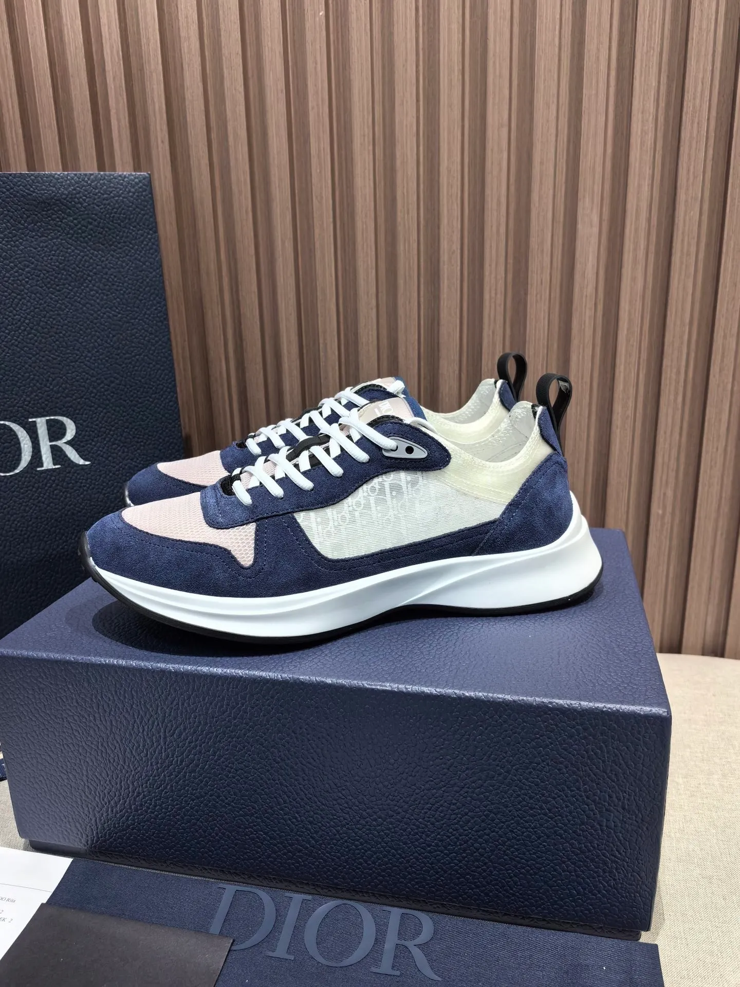 Factory price: 440💰 🔍Top purchasing agent🇮🇹 Dior's super-popular sports shoes, popular for street men, are synchronized with the new product counters. The uppers are made of Italian original imported cowhide and matched with D's customized fabrics. It is a must-have for fashionistas. The complex craftsmanship is perfectly reproduced. Imported soft cowhide foot pads, soles: original soles specially provided by the original factory, exclusive movable molded soles are super comfortable, original factory follow-up goods, 🔍🔍high quality, you can enter and exit the counter at will, welcome to compare, code number 38-45 (46 can be customized and cannot be returned or exchanged)